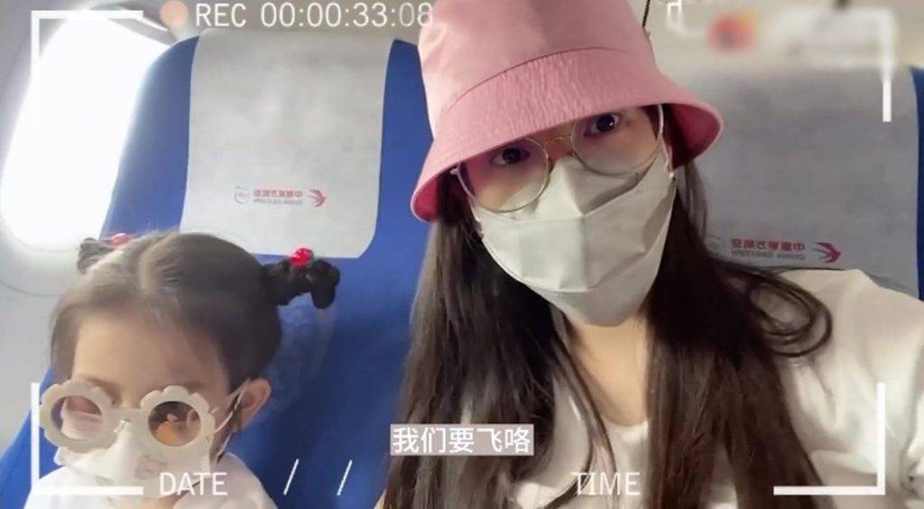 方媛 Moka去年帶囡囡搭飛機探郭富城，網民留意到她三母女坐的是經濟艙。
