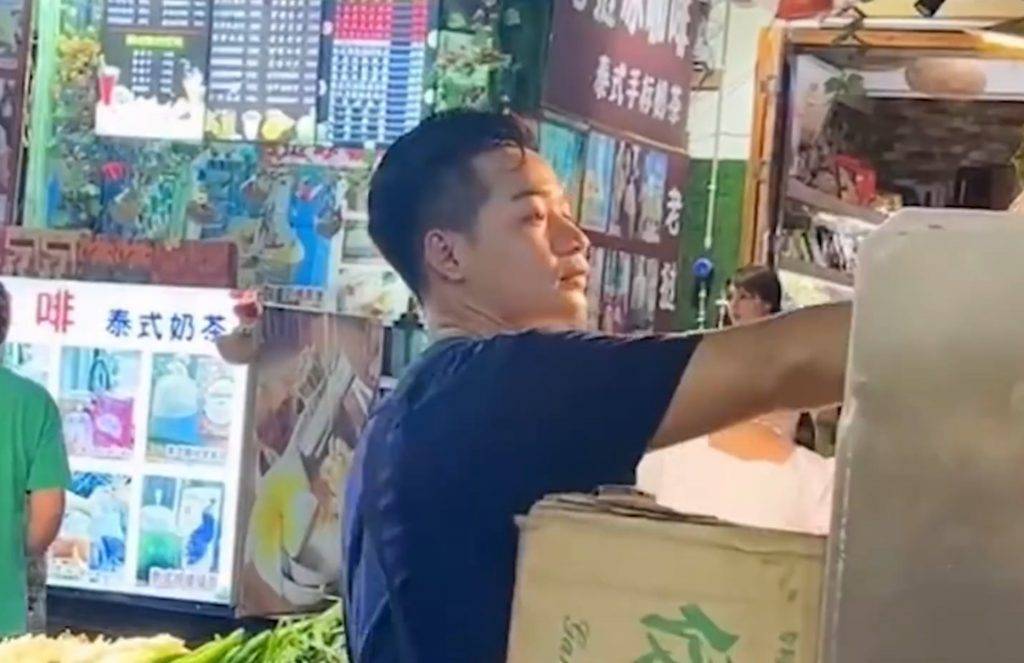 雲南西雙版納 張國榮 影片只得燒烤店老闆的側面，網民很想看看正面樣。