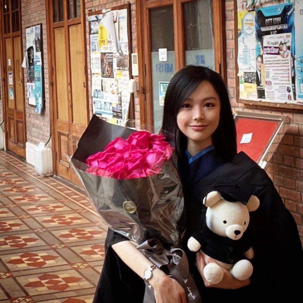 林婷婷去年在香港大學進修文學及文化研究碩士學位，以最高等級成績獲取碩士資格。