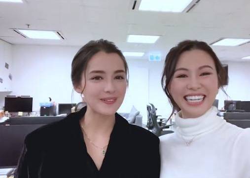 陳銘鳳其中一條影片是「我和港姐冠軍見面了」，訪問2020年港姐冠軍謝嘉怡左）。
