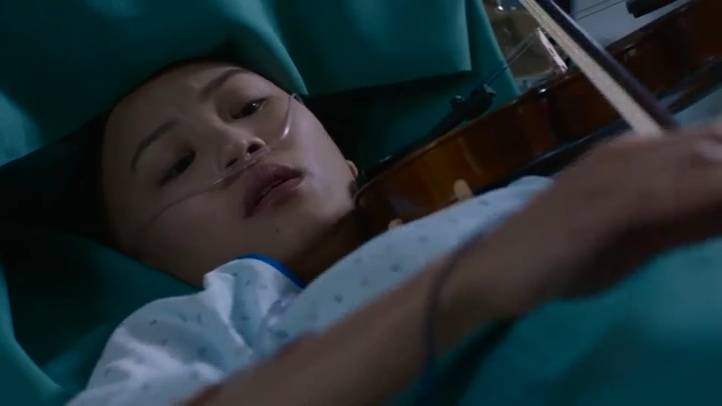 白色強人2 郭晉安要蘇韻姿手術期間保持清醒，所以要她一邊開腦一邊拉手提琴。