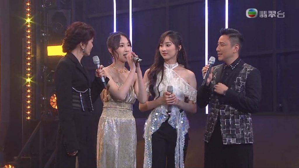 香港金曲頒獎典禮 Chantel兩位好姊妹Yumi及Windy頒獎給Chantel。