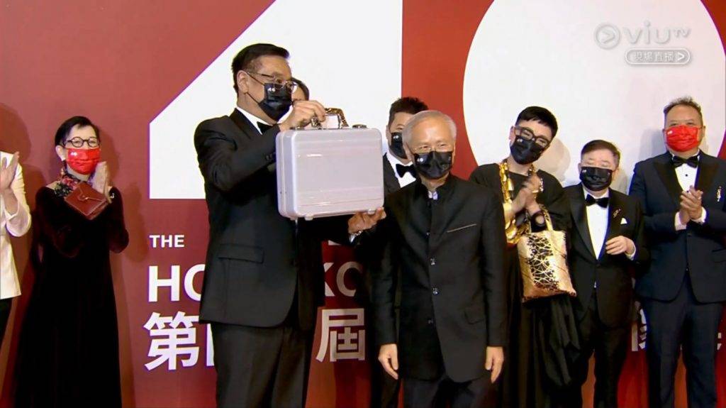 金像獎2022 蒲錦文會計師將今年賽果交到爾東陞手上。