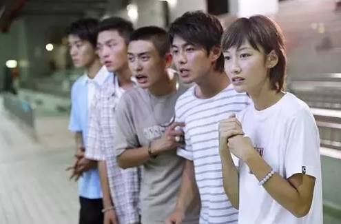 校花校草 黃宗澤右三）拍TVB偶像劇《戀愛自由式》後人氣大增。