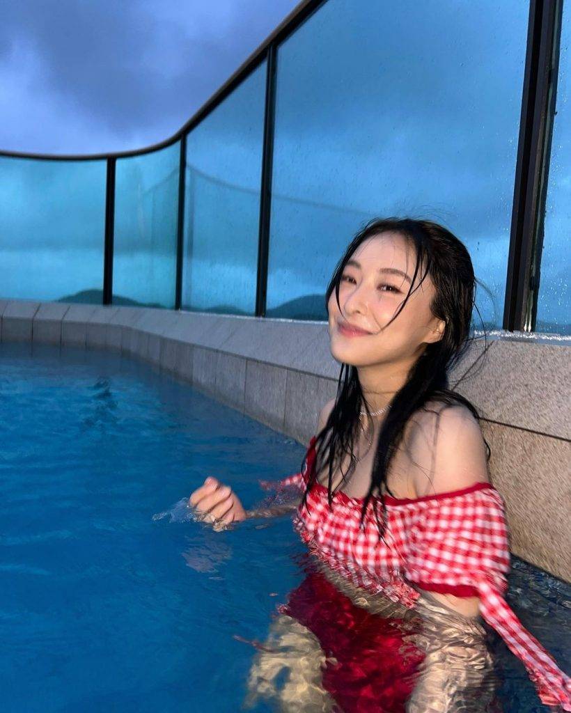 陳瀅 陳瀅日前偷閒去游水，雖然天陰陰，但穿著一身紅白色格仔泳衣的她依然獲網友大讚好吸引。