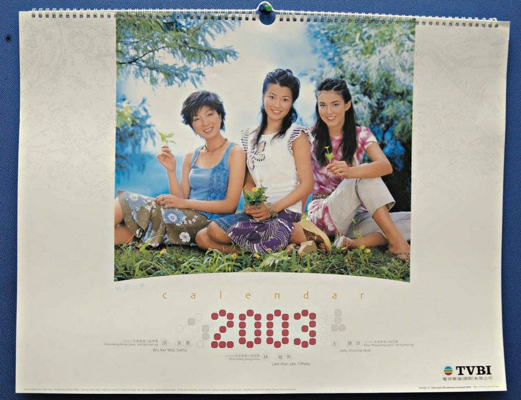 香港小姐 2002年的港姐三甲胡家惠左）、林敏俐中）和左慧琪右），曾一齊拍過無綫2003年月曆。