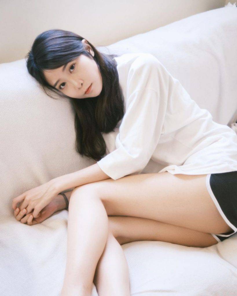 28歲的梁洛妍是model及OL，有時會接job影硬照。