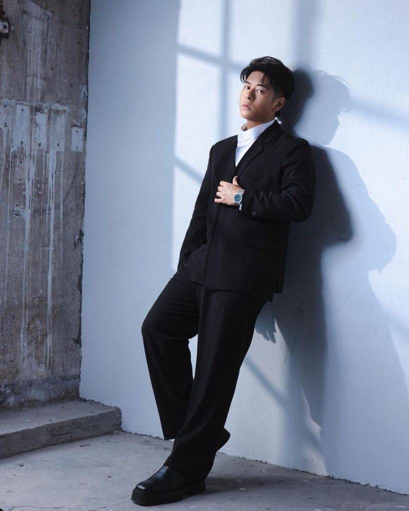 許廷鏗 陳蒨葶 利嘉閣 2011年3月，許廷鏗簽約星煥國際，正式出道成為香港男歌手。