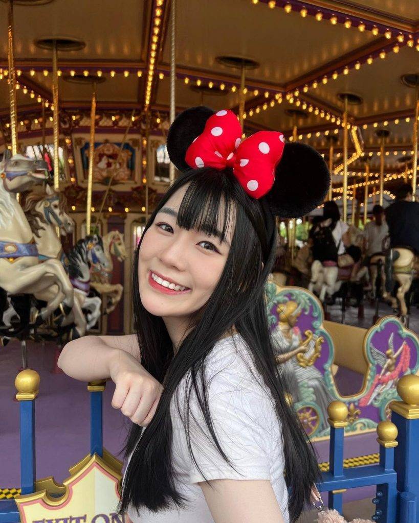 戀愛Staycation 23歲參賽者「港女芝芝」Sophia Chiu同時下港女基本上可以畫一個等號，鍾意去迪士尼自拍。