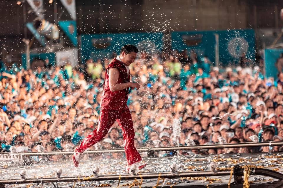 psy演唱會 psy 演唱會 Psy Psy自爆每場演唱會要用大約300噸食水， 對於正面對嚴重乾旱的韓國市民來說，真係好難唔被批評浪費食水。