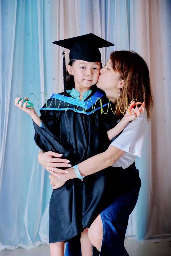 香港小姐 胡家惠兩個女兒現時分別年約10歲和5歲，細女Christy早前幼稚園畢業，即將升上小學。