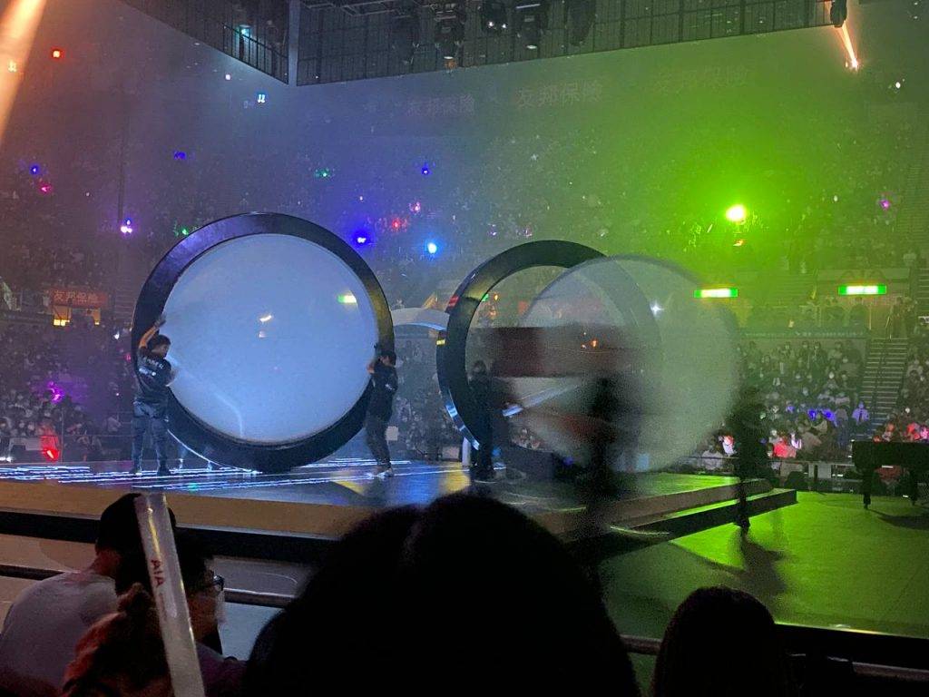 林家謙 工作人員於演唱會中途上台，在大眼鏡上裝上巨型白色鏡片，用以投映出Jace陳凱詠的影像。