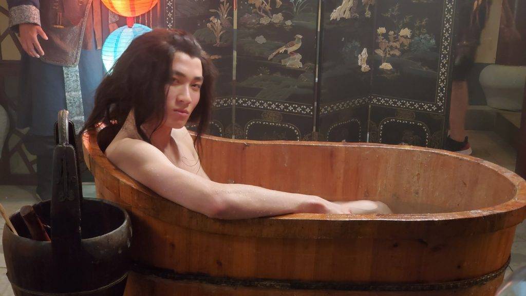 痞子殿下 周嘉洛在《痞子殿下》中全裸出浴露股演出。