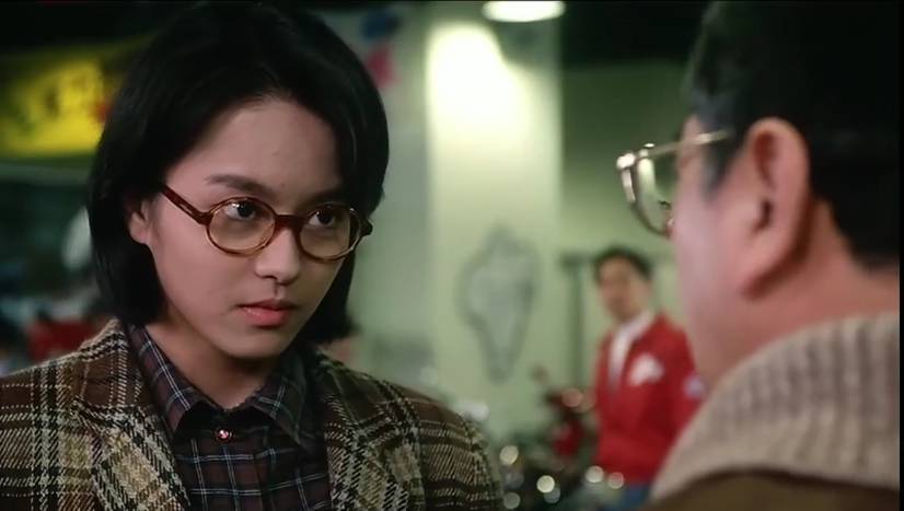 岑珈其 桂玫戴大眼鏡出場十足十梁詠琪《烈火戰車》中的角色。