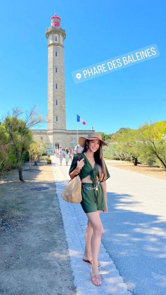 官恩娜 身材 官恩娜 西藏 官恩娜身穿绿色套装短裤、绑起上衣露腰晒腿，在法国分享写意度假生活。