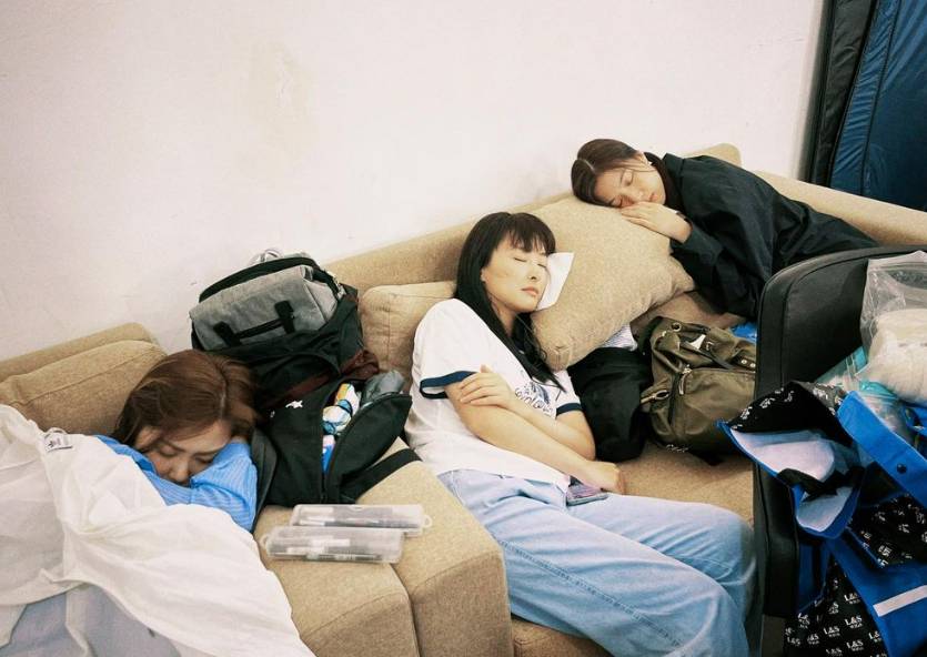劉佩玥 美麗戰場 拍劇時三人更在空檔一齊小睡片刻。