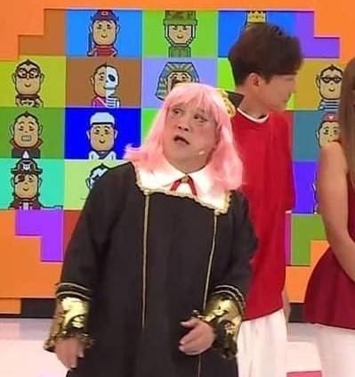 曾志偉在新一集《開心無敵獎門人》預告片，竟以螢光粉紅假髮配黑裙亮相，明顯是模仿「安妮亞」造型，嚇親不少網民。