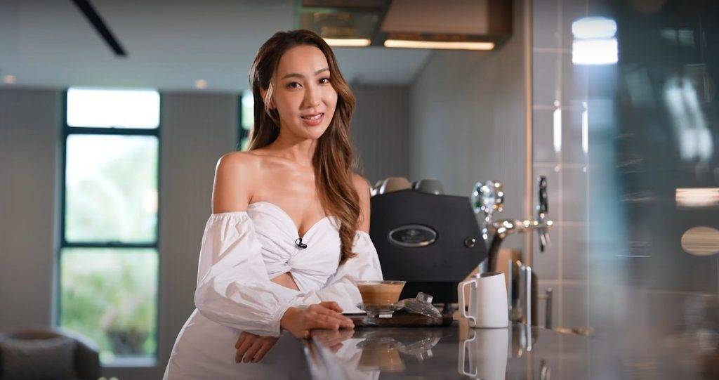 MC張天賦 主播 香港小姐 張靜婷穿低胸裝表演咖啡拉花，被網民指太瘦。