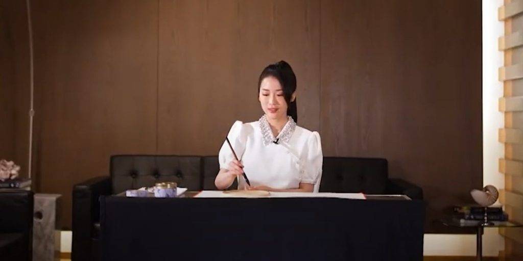 香港小姐 何詩琪表演寫毛筆字，有姿勢有實際。