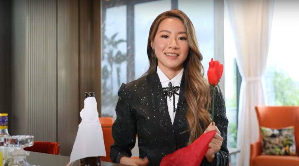 香港小姐 楊溢第二個魔術是變玫瑰花。
