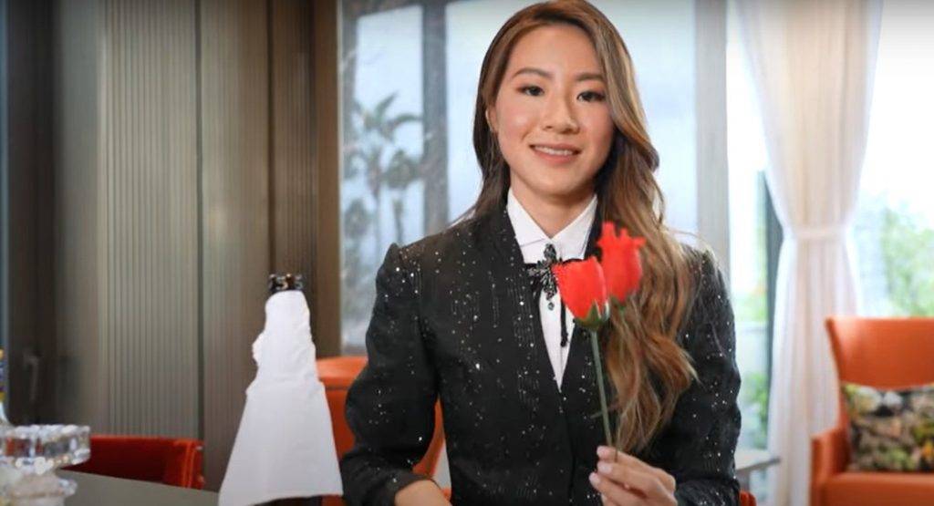 香港小姐 楊溢變兩枝玫瑰，送給評審和工作人員。