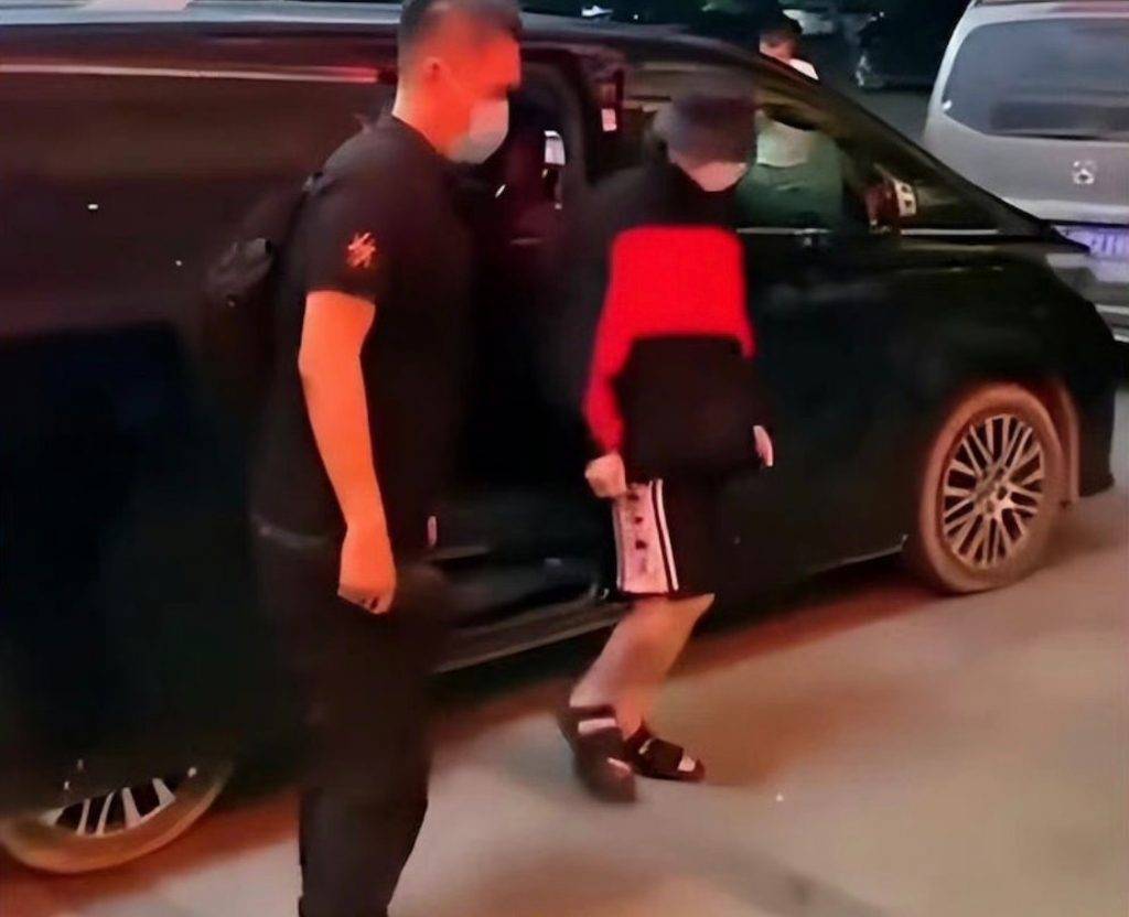 李易峰 李易峰被捕後於21日獲釋，被曝光的短片中可看到他坐保姆車返回公司。