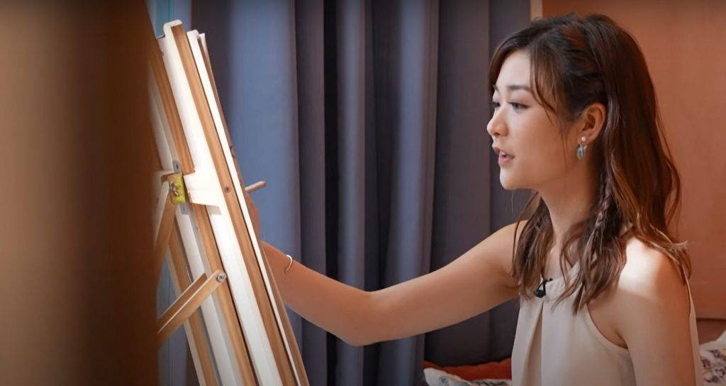 香港小姐 林曉彤以眉筆繪自畫像，好文青呀！