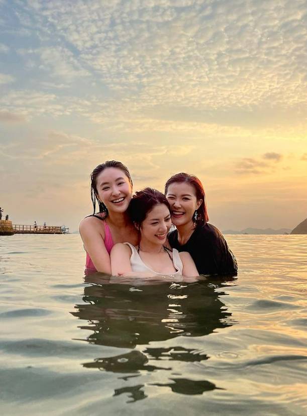 美麗戰場 三大無綫女神陳瀅、劉佩玥與陳曉華在水中攬作一團。