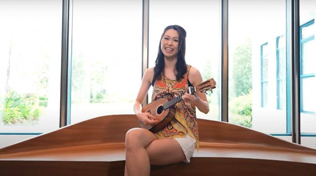 香港小姐2022 才藝表演 香港小姐 陳銘鳳憑歌寄意，用ukulele彈奏《一首分分鐘需要你》。