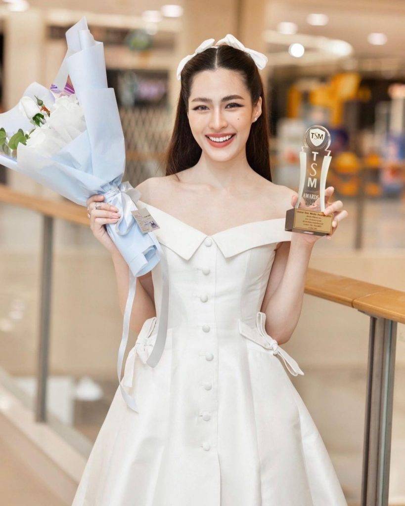 叉燒姐 冲遊泰國7 近日鄺玲玲更憑《親愛的瑪卡莉》獲得泰國Global Star Media Awards 2022的獎項。