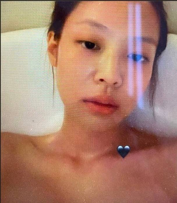 Jennie 近日再公開一張Jennie素顏在浴缸內的自拍照。