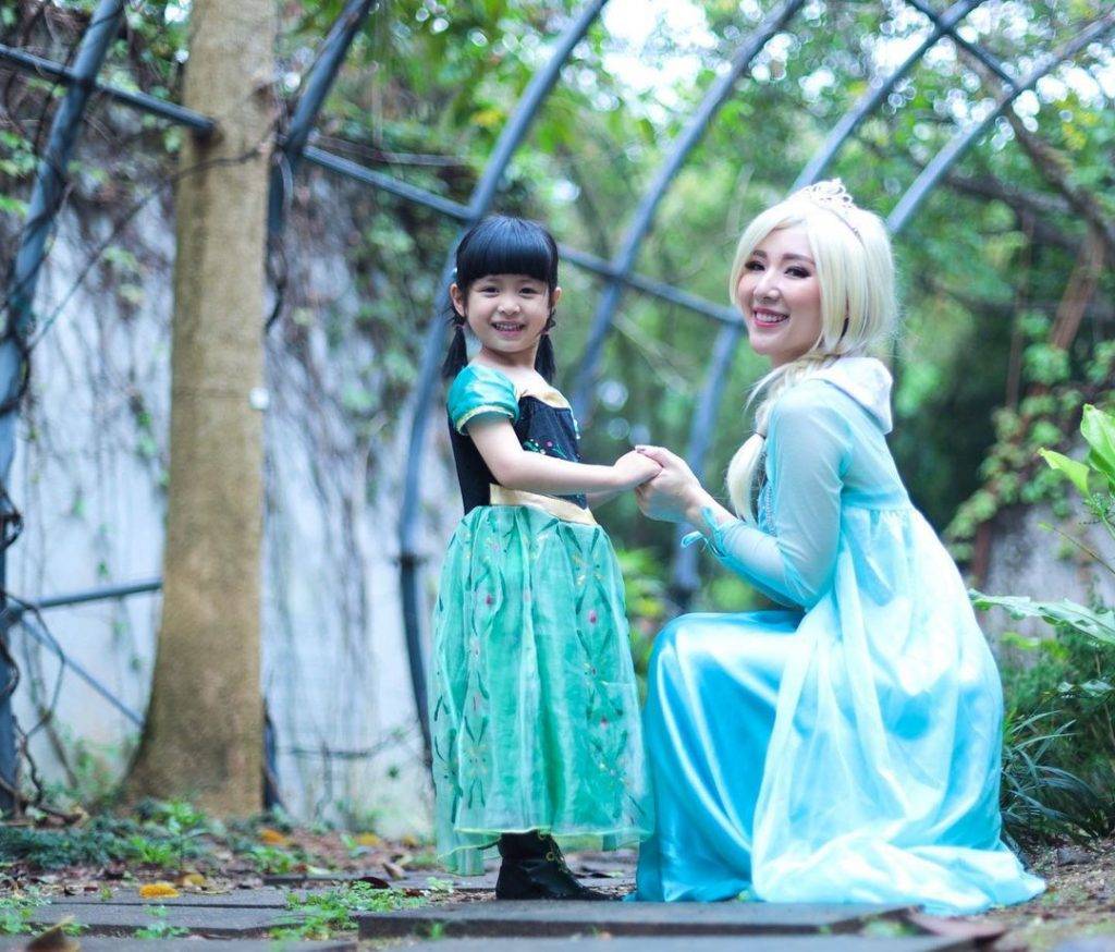 譚嘉儀 迪士尼 譚嘉儀化身《Frozen》Elsa公主，與姨甥女拍MV。