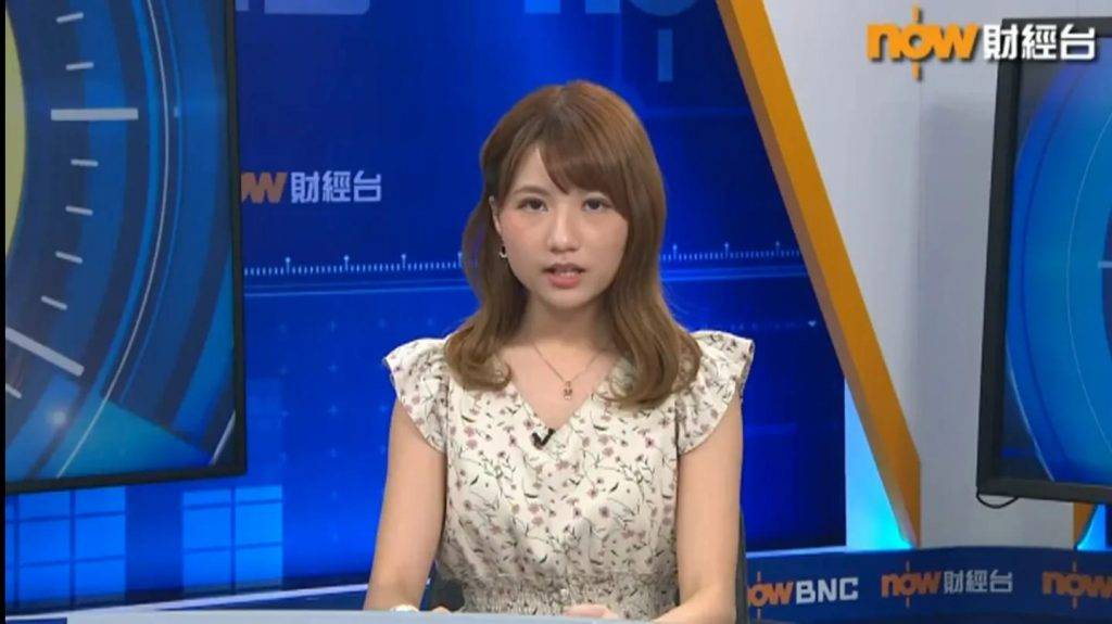 新聞女王 林家謙 有網民指呂德琳離開Now TV，是因為經常要做深宵新聞更，黑眼圈出晒嚟。