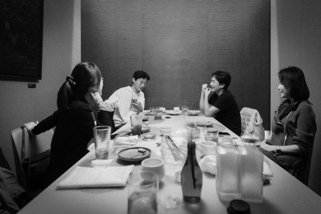 魷魚遊戲2 梁朝偉 梁朝偉與導演言談甚歡，似乎有新動向。