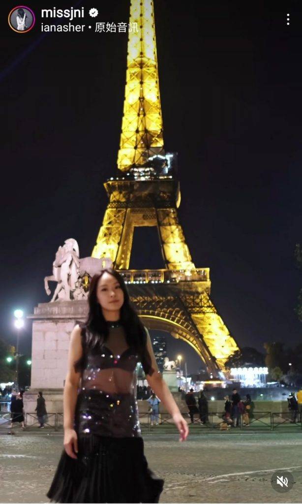 陳瀅 陳瀅去完活動再去巴黎鐵塔下留倩影。
