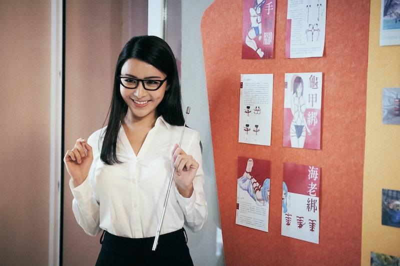 陳欣妍 陳欣妍在電影中大玩制服誘惑，穿上白色襯衫、黑裙和黑框眼鏡，化身老師！