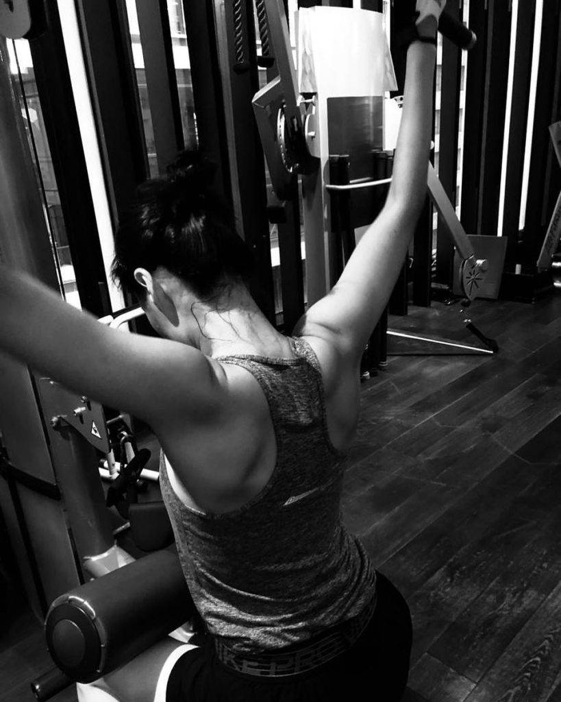 梁洛施 梁洛施早前把健身的照片放上社交網，可見她手臂及背部都有肌肉。