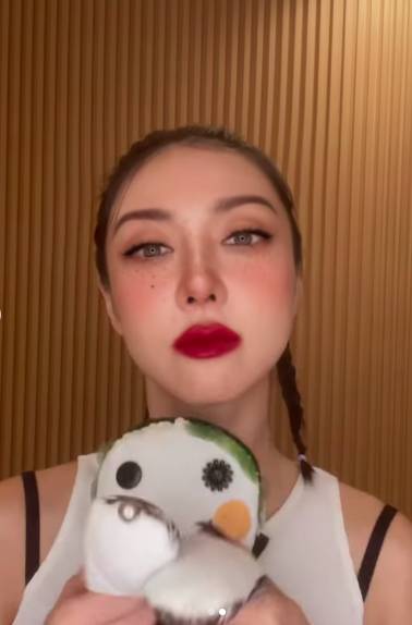 薛凱琪 ，薛凱琪近日上載一段自拍短片，卻被網民指她的「網紅臉」再次升級