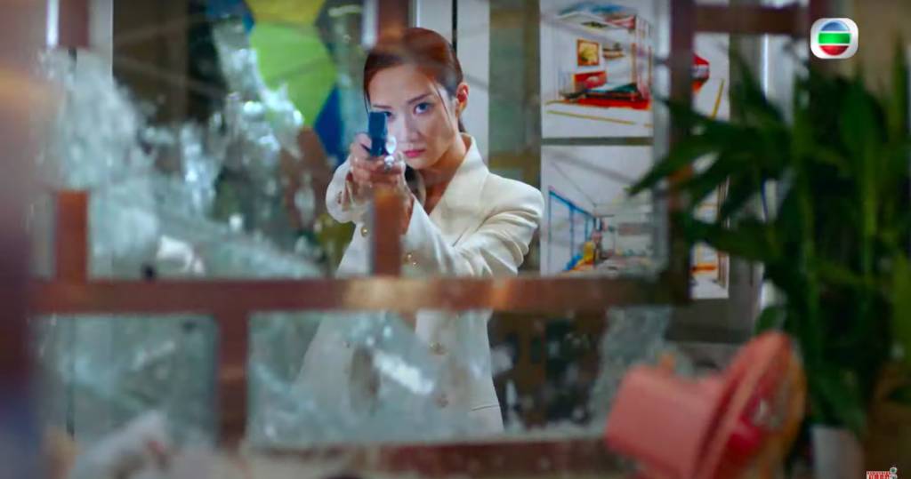 王君馨 連宣傳片都得一兩個鏡頭，個個鏡頭都被手槍擋臉。