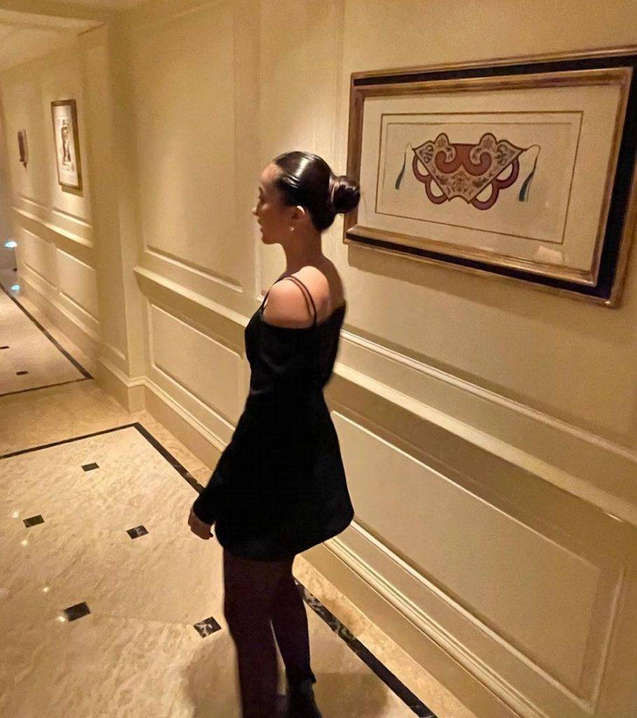 陳奕迅 陳康堤 徐濠縈上載了康堤的近照，梳起髮髻的她非常高貴，側臉被指似足陳濠縈。
