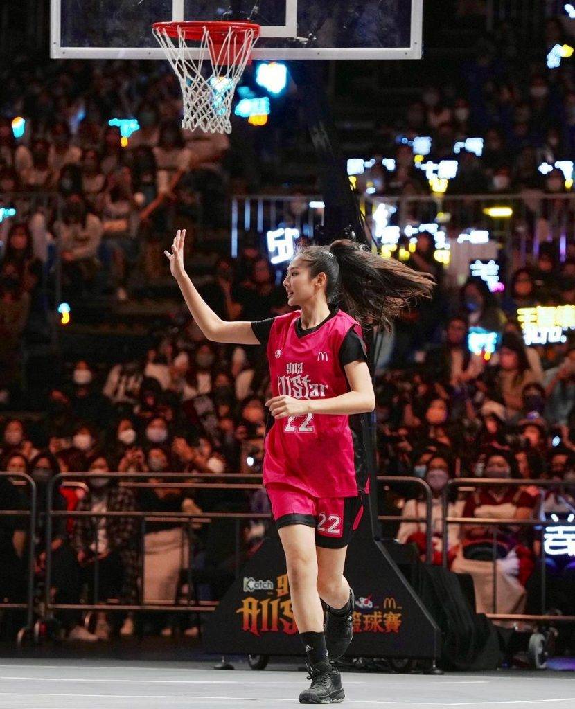 903籃球賽 譚旻萱 譚旻萱 網民都大讚Mandy在籃球場上的英姿十分帥氣有型。