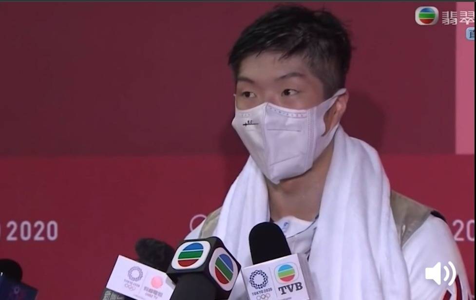 無綫 奧運男子花劍個人賽金牌的香港劍擊運動員張家朗，被陳約臨搞到好尷尬，不敢直視及作任何回應。