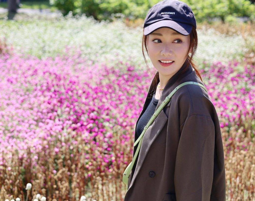 湯洛雯馬國明 湯洛雯近日去日本旅行，最新一輯相她去了花田。