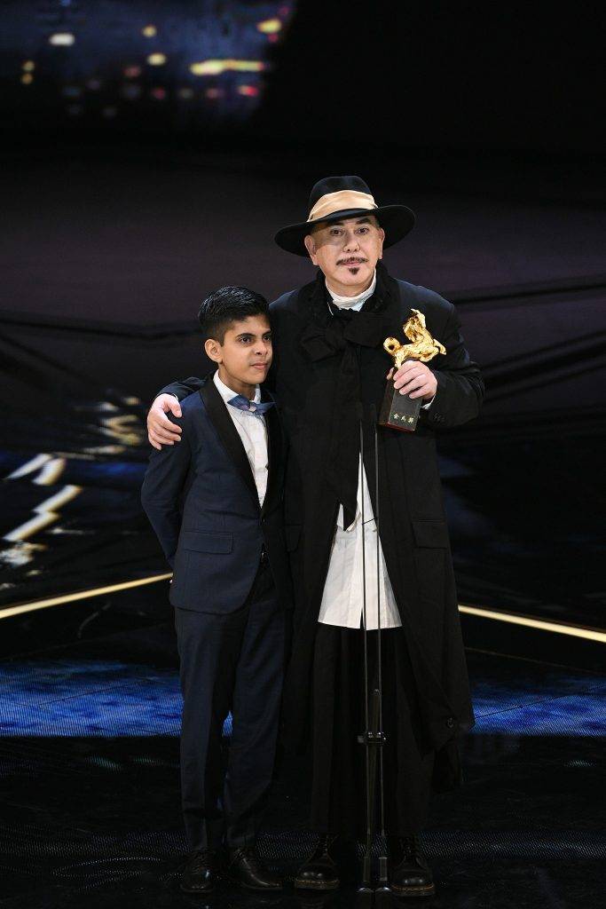 金馬獎 黃秋生憑《 白日青春 》首次封金馬影帝 ，他帶著戲中巴基斯坦裔小演員林諾一起上台。
