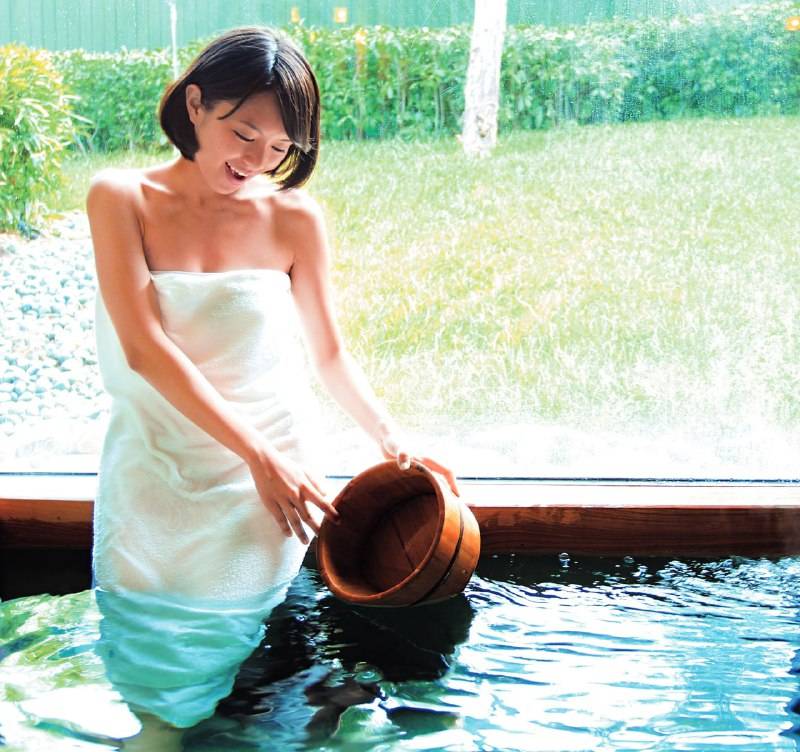 繩角 在日本披住毛巾浸溫泉。