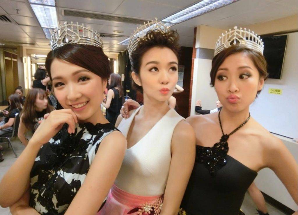 龐卓欣 2015年的三位當選香港小姐，左起郭嘉文季軍）麥明詩冠軍)和龐卓欣亞軍) ，今日她們已先後離開無綫。