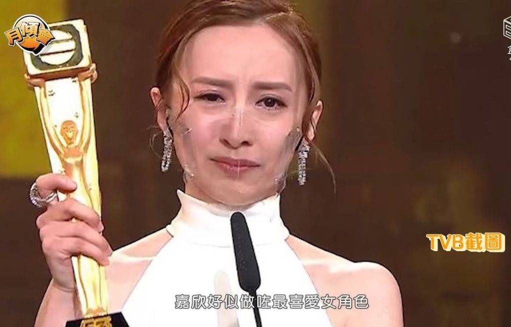 龔嘉欣 陳瀅 陳瀅 龔嘉欣2021年在《萬千星輝頒獎典禮2020》奪兩獎，分別憑《香港愛情故事》奪「最受歡迎電視女角色」及《殺手》獲「馬來西亞最喜愛TVB女主角」。
