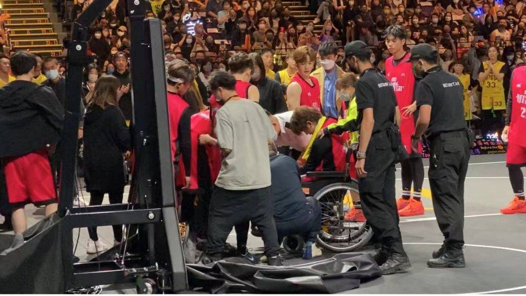 903籃球賽 姜濤 姜濤坐輪椅送院治療。