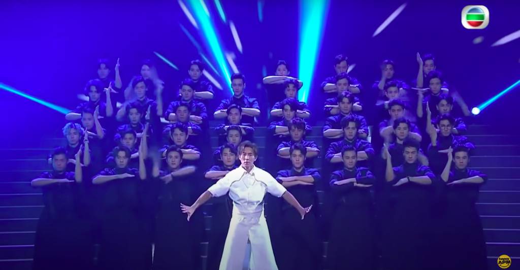 台慶 譚俊彥一臉認真帶領40位男藝人一起跳埃及手特色編舞。