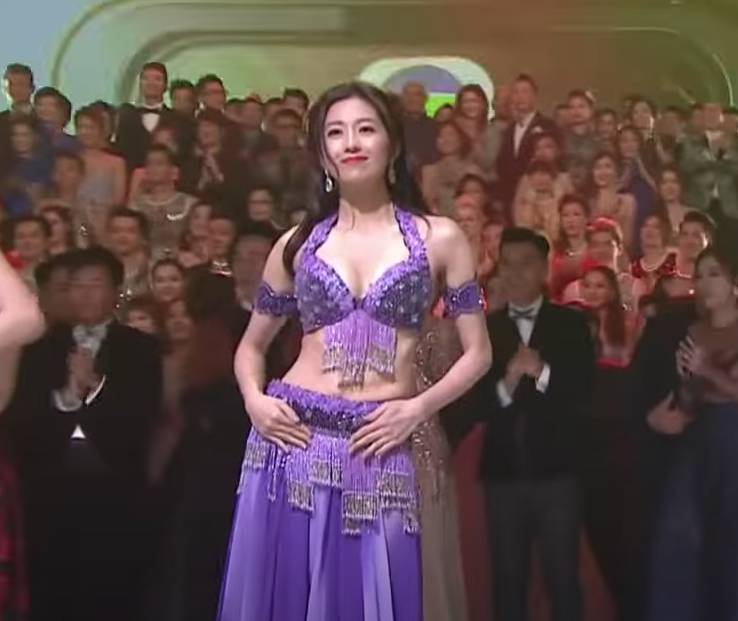 性感凸圍女星 陳自瑤在台慶大曬身材跳肚皮舞。